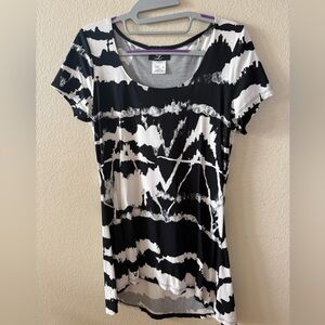Women's Black & White Short Sleeve Scoop Neck Top